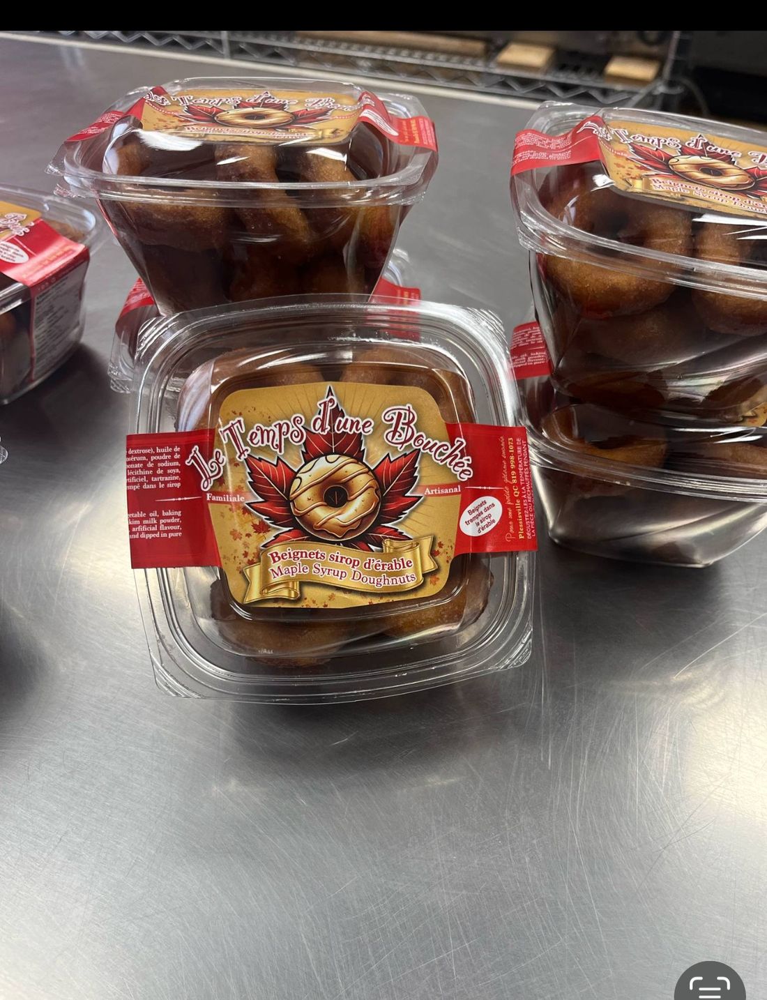Contenants de beignets au sirop d'érable Le Temps d'une Bouchée sur un comptoir de cuisine